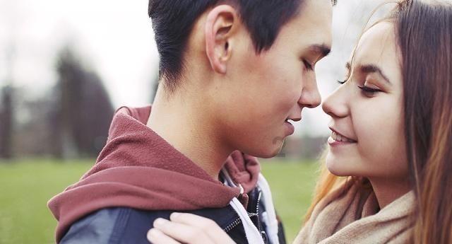 在工作中，如果女同事对你动心了，会有哪些行为？